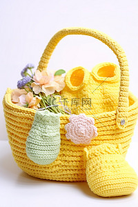 可爱的彩色篮子，篮子里有一篮子钩针编织的婴儿手套和白色背景的纱线