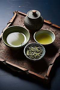 一碗绿茶放在两碗茶旁边