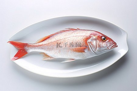 白色的盘子背景图片_一个白色的盘子，上面有一条鱼