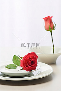 白桌上的食物盘旁边有一朵玫瑰
