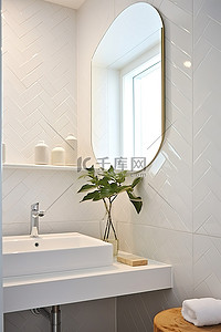 镜子背景图片_白色瓷砖浴室配有头顶镜子