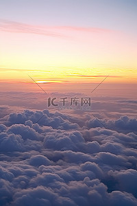 拍中背景图片_从飞机上看到的太阳从暴风云中落下