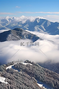 云雾缭绕的天空背景图片_云雾缭绕的雪山山谷图片
