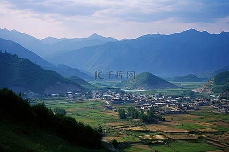 村庄规划背景图片_蓝天白云下山中的村庄和小镇