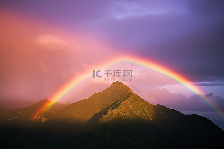 彩虹山背景图片_夏威夷一座山上的两条彩虹