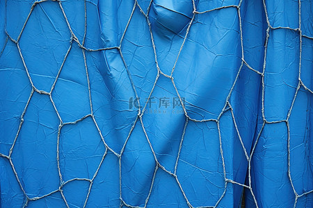 带鱼网的蓝色防水布