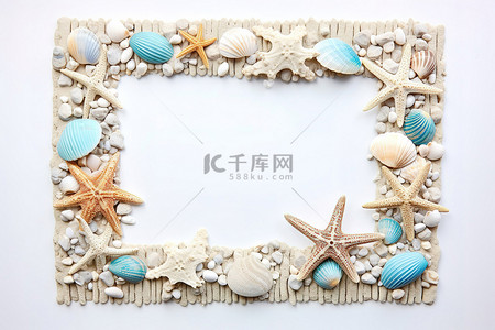 海螺海星背景图片_由岩石和贝壳制成的框架，上面有海星
