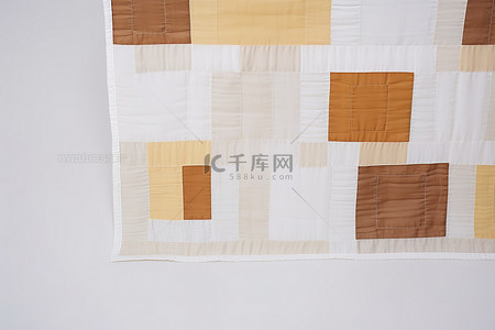 带有分层白色方块和棕色块的绗缝桌布