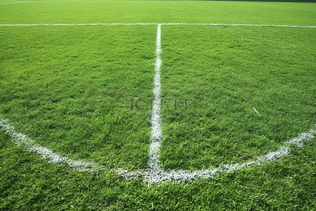 绿色草地中间有一条白线的足球场