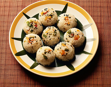 盘子米饭背景图片_六个饭团，盘子里有米饭和蔬菜