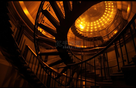 楼梯台阶标语背景图片_夜间建筑物中的螺旋楼梯