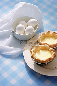 馅饼卷和一些鸡蛋放在两个白盘子和粗棉布上