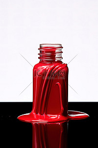 红色墨水指甲油滴在瓶子的侧面