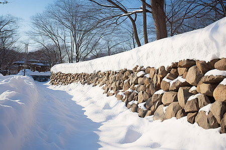 雪已经覆盖了石墙