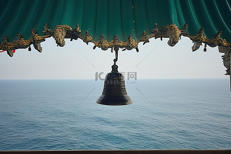 悬挂在海上的一座修道院的钟声