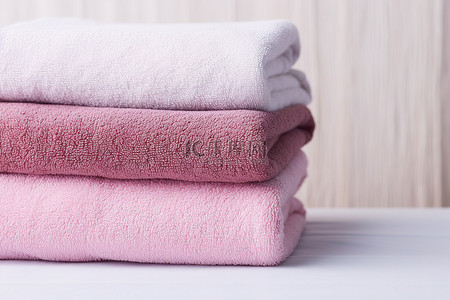 四块柔软的棉质毛巾粉色淡紫色和粉色叠起来