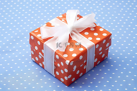 蓝色和白色布上的两个红色礼品盒