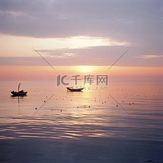 海背景图片_夕阳下，几艘船停泊在海岸边