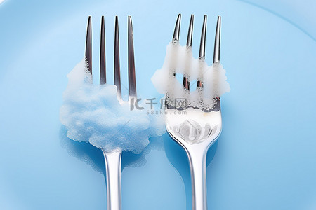 清洁剂背景图片_叉子和勺子放在桌子上的一些清洁剂中