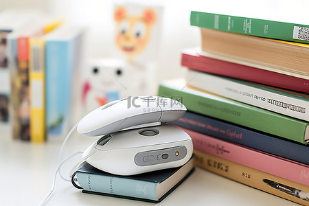 学习教育背景图片_电脑鼠标位于一堆书的顶部