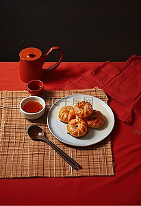 红色的筷子背景图片_红色桌布上的小盘油炸糕点