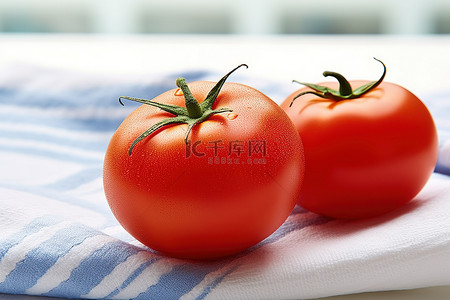 新鲜西红柿背景图片_一块西红柿坐在白毛巾上
