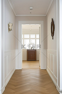 左侧关联背景图片_楼梯和门左侧的走廊，铺有米色硬木地板