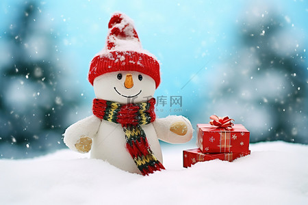 雪地里有一个戴着帽子和红色毛衣的雪人，背景是礼物