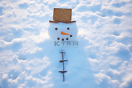 雪中​​展示了一个拿着棍子和棍子当帽子的雪人