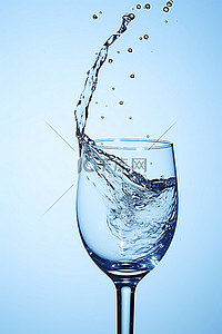 空气和水背景图片_空气和蓝色背景上溅水的玻璃