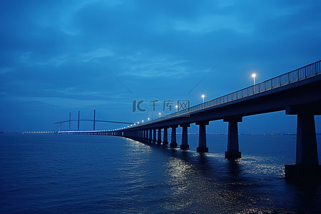 紫金大桥背景图片_月夜下横跨大海的长桥