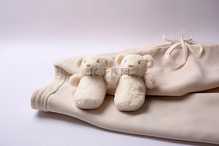 人和小羊背景图片_白色婴儿拖鞋坐在棉毯上