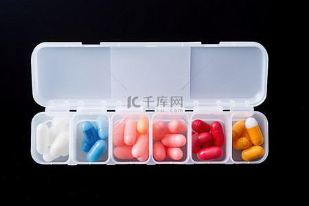 一盒装有彩色药丸的药盒