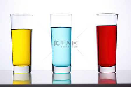 四杯不同颜色的饮料