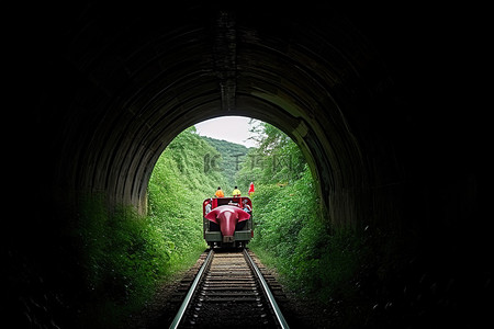 骑大象上铁路隧道