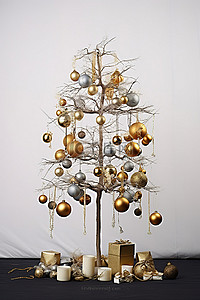 圣诞节雪地礼物背景图片_3 在雪地里有一棵装饰着装饰品的圣诞树