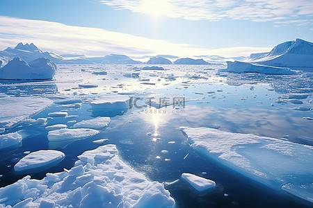 雪景阳光背景图片_蓝色的大海，上面漂浮着浮冰