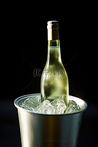 一瓶酒装在冰上的瓶子里