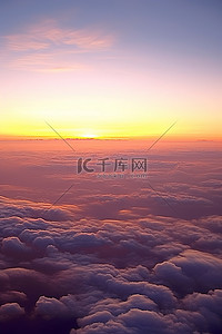 拍中背景图片_日落时的地平线在云彩中