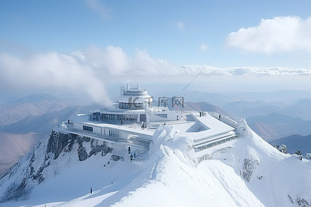 它看起来像一个俯瞰山的滑雪小屋