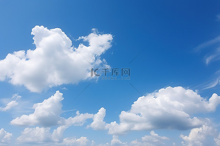 蓝蓝的天空中看到一些棕色和白色的云
