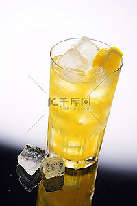 冰块果汁背景图片_里面有冰块的黄色饮料