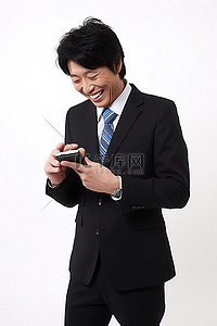 看手机手机背景图片_亚洲商人微笑着看着白色背景的手机