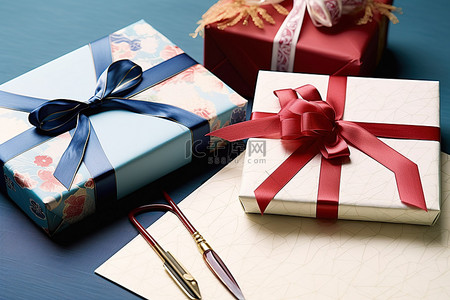 削笔刀包装背景图片_桌子上放着不同的礼物和弓，上面有纸和笔