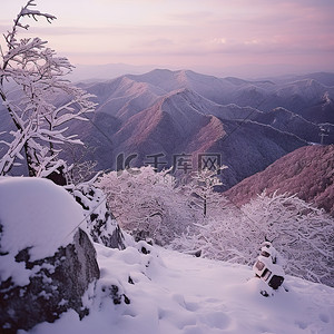 景观顶视图背景图片_高原山附近的雪山顶视图