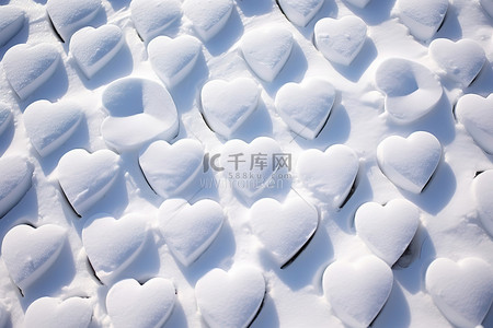 许多心形在雪地里