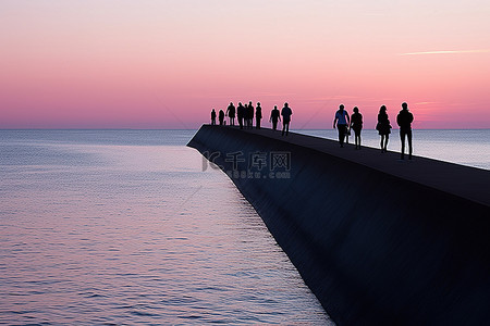日落时分，人们沿着水边行走