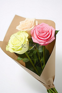 两朵粉红色的六朵玫瑰，用棕色纸包裹在白色表面上
