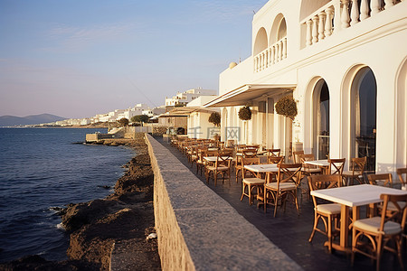 欧洲餐厅背景图片_海滨沿岸一家没有吸引力的餐厅