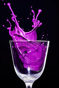 紫色液体从玻璃杯中倾泻而出